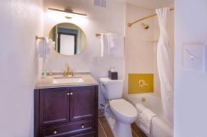 Гостиница Whispering Woods Hotel & Conference Center  Олайв Бренч
